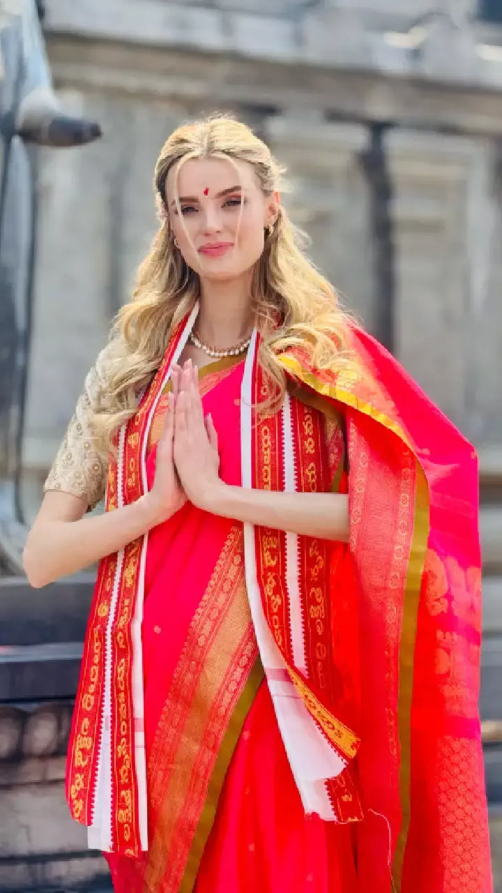 Miss World Krystyna Pyszková visits Yadagiri Gutta temple