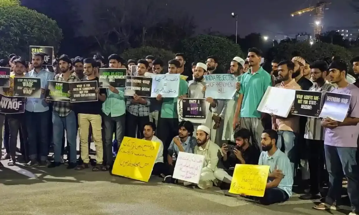 Hyderabad: MANNU protests against Waqf Amendment Bill