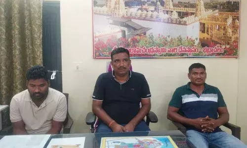 Hyderabad: SHO Bhadrachalam PS Barapati Ramesh among 3 held for `accepting ā¹20,000 bribe