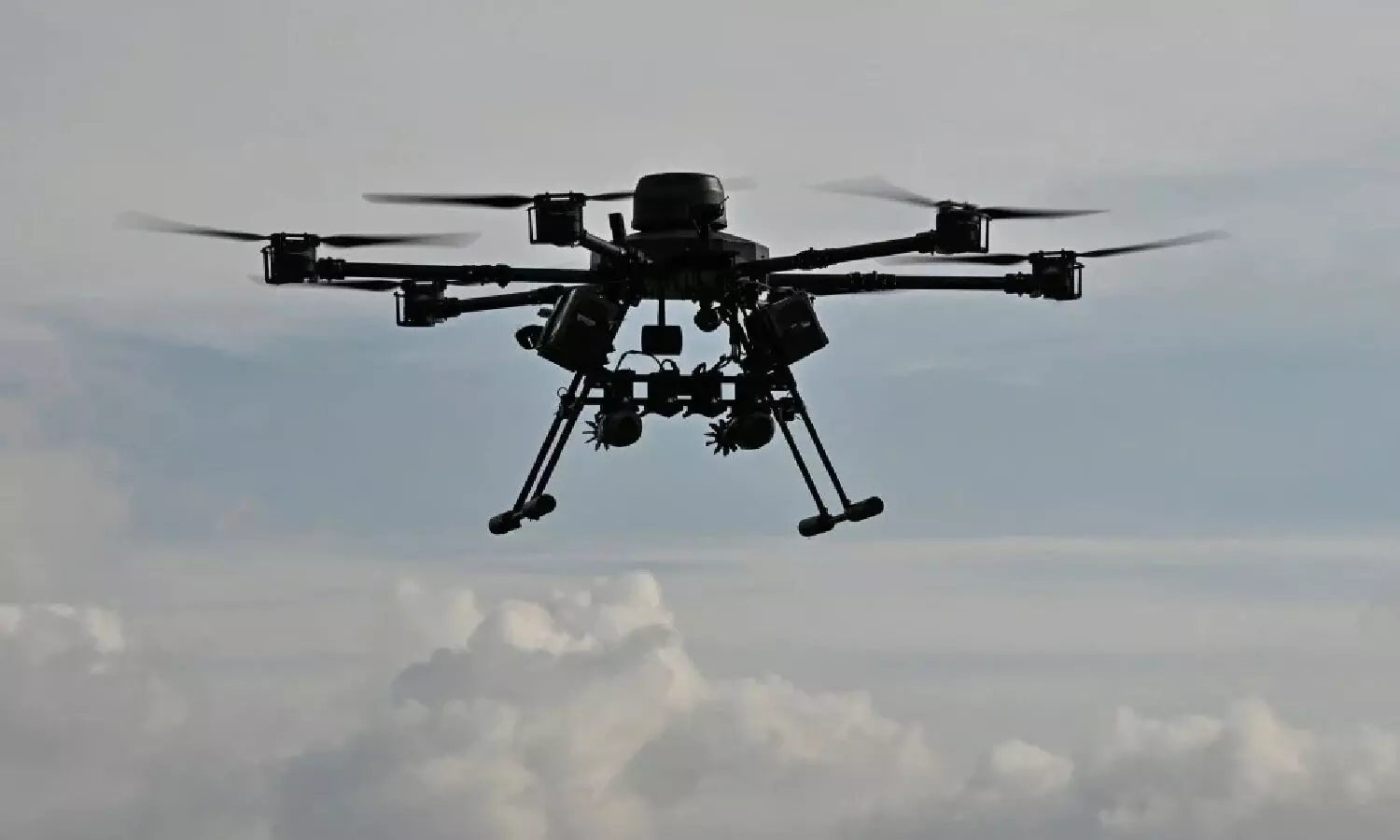India brings down Pakistani missiles, drones; foils air raids in Western sector India brings down Pakistani missiles, drones; foils air raids in Western sector
