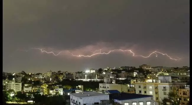 Hyderabad wakes up to massive thunderclap on Thursday morning; IMD issues yellow alert Hyderabad wakes up to massive thunderclap on Thursday morning; IMD issues yellow alert