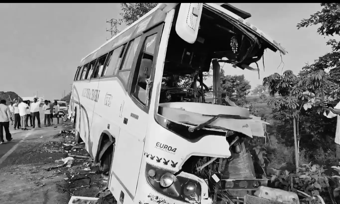 Hyderabad: 4 dead, 17 injured after bus carrying wedding guests collides with lorry at Rangapur