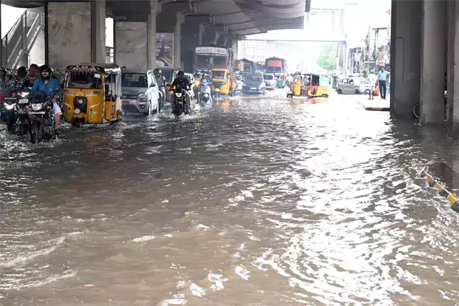 Rain lashes Hyderabad, disrupts traffic; more showers for Telangana till May 28 Rain lashes Hyderabad, disrupts traffic; more showers for Telangana till May 28