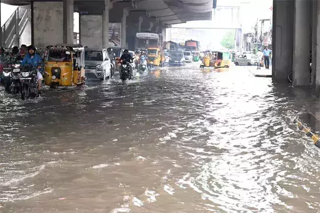 Rain lashes Hyderabad, disrupts traffic; more showers for Telangana till May 28