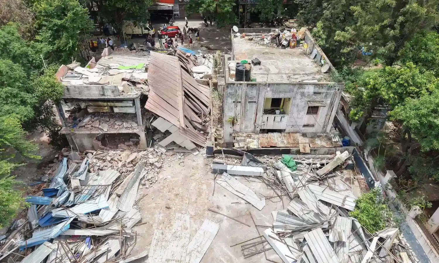 HYDRAA dismantles illegal hostel, car shed in Jubilee Hills, reclaims park area worth over Rs 200 crore