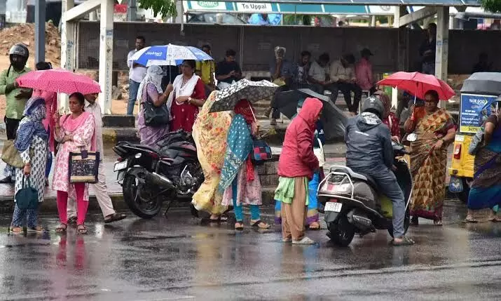 IMD forecasts heavy rainfall, thunderstorm for Hyderabad, other Telangana districts in next 24 hours IMD forecasts heavy rainfall, thunderstorm for Hyderabad, other Telangana districts in next 24 hours