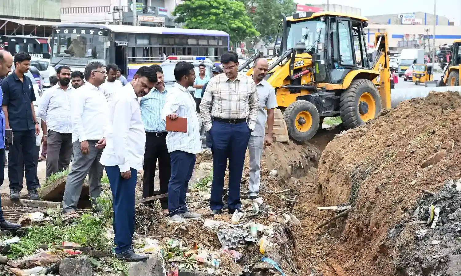 Ahead of monsoon, HYDRAA chief Ranganath orders removal of stormwater drain blockages