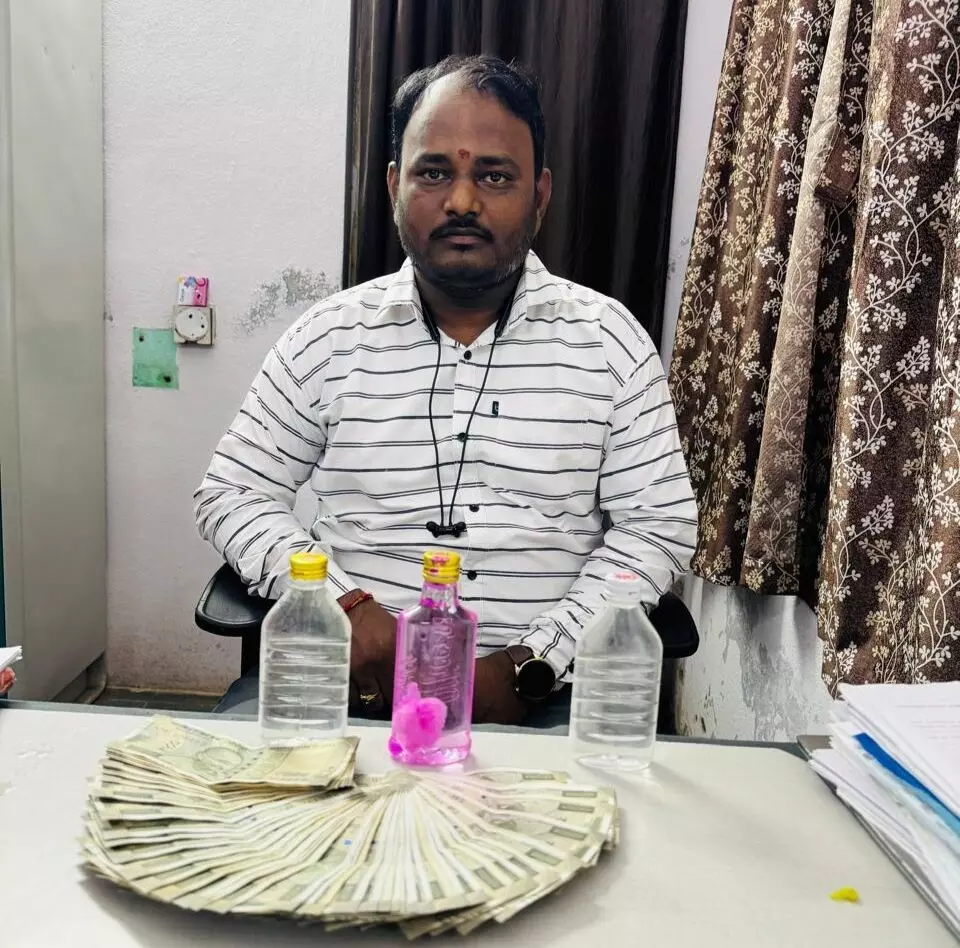 ACB catches Musheerabad revenue inspector taking Rs 25,000 bribe ACB catches Musheerabad revenue inspector taking Rs 25,000 bribe
