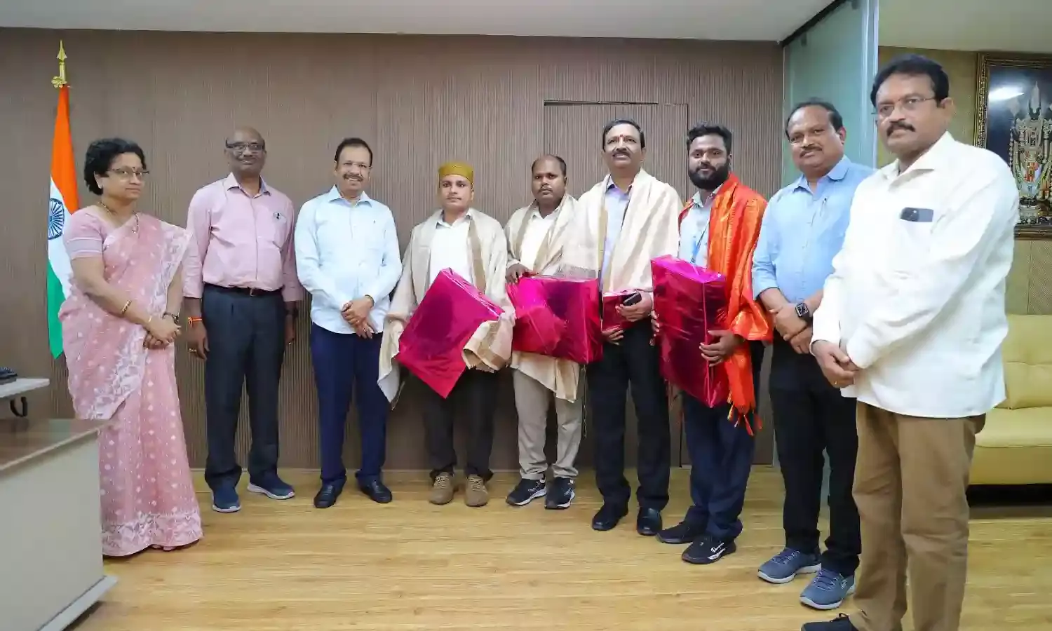 Heroes on Wheels: TGSRTC employees honoured for returning Rs 19 lakh worth lost valuables