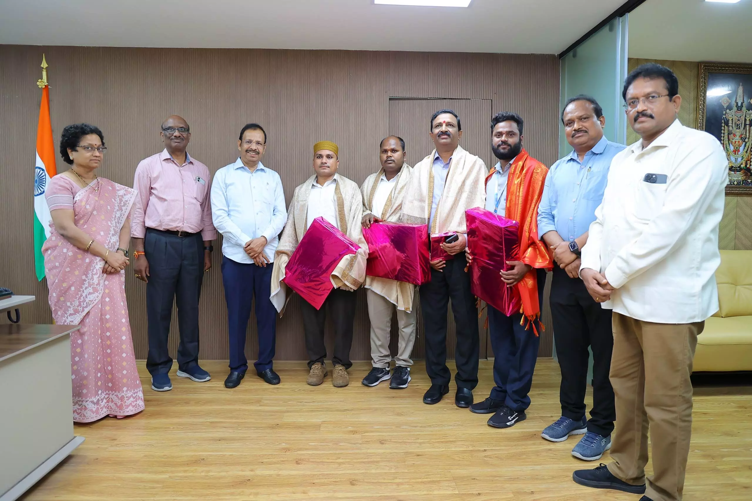 Heroes on Wheels: TGSRTC employees honoured for returning Rs 19 lakh worth lost valuables Heroes on Wheels: TGSRTC employees honoured for returning Rs 19 lakh worth lost valuables