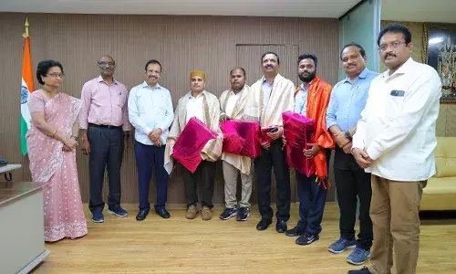 Heroes on Wheels: TGSRTC employees honoured for returning Rs 19 lakh worth lost valuables