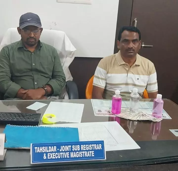 ACB arrests Jagtial deputy tahsildar, document writer for taking Rs 10,000 bribe ACB arrests Jagtial deputy tahsildar, document writer for taking Rs 10,000 bribe