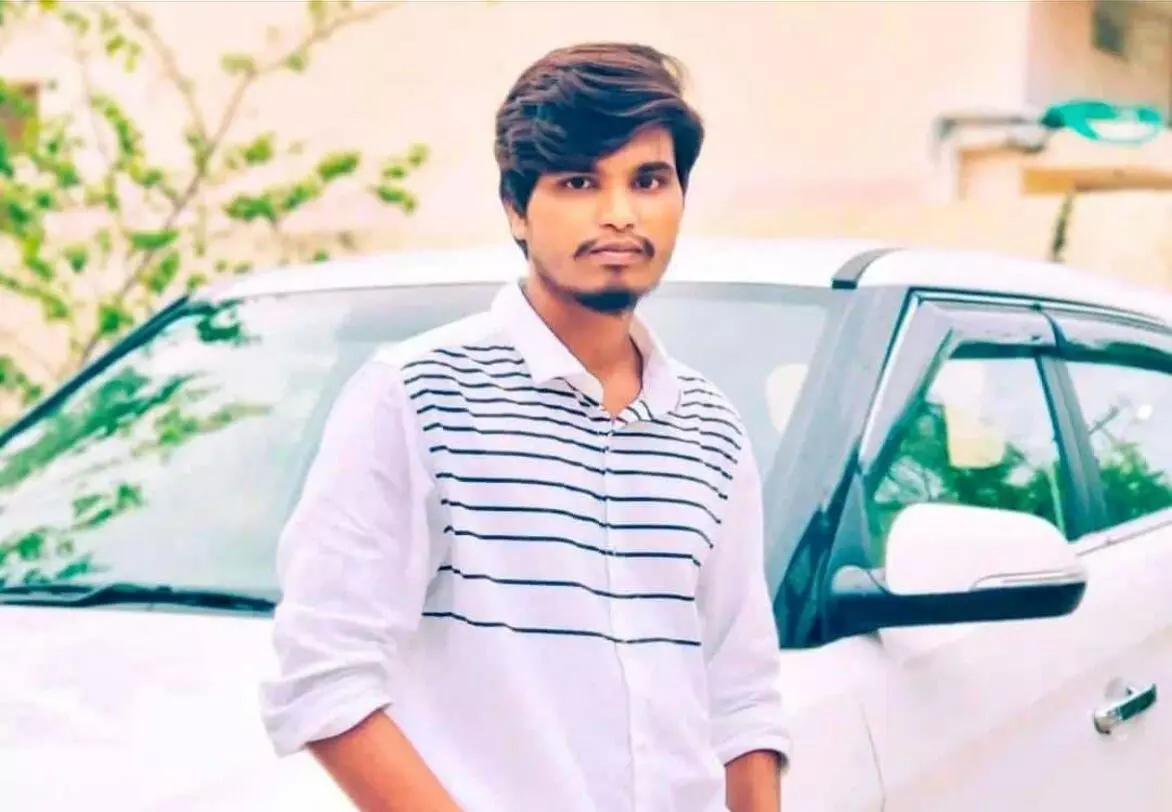 Warangal youth dies chasing train at Secunderabad Station; Honeymoon trip turns tragic Warangal youth dies chasing train at Secunderabad Station; Honeymoon trip turns tragic