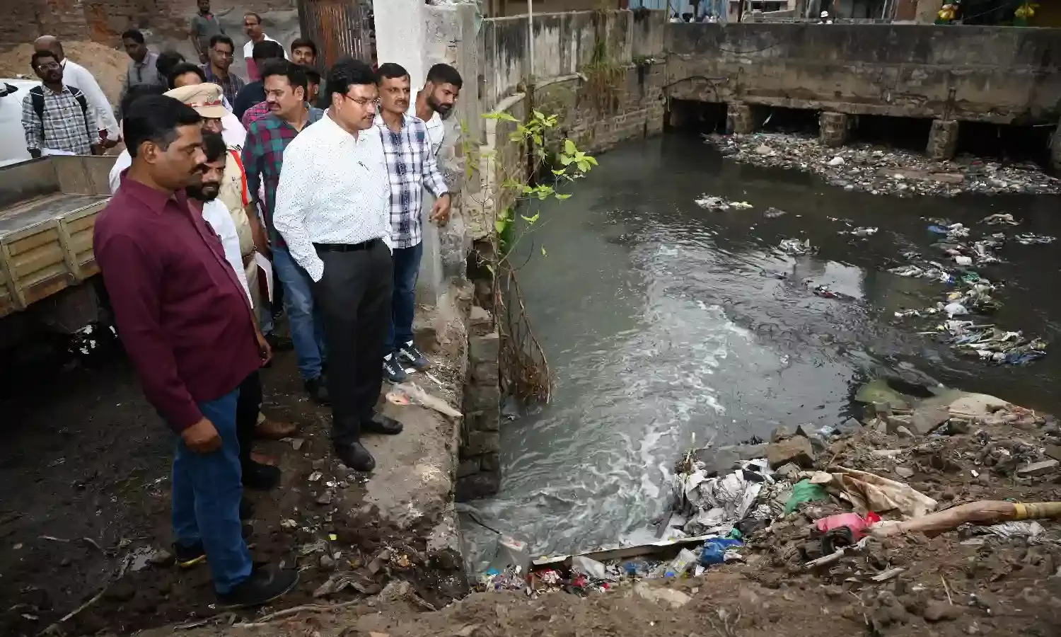HYDRAA chief inspects stormwater drains in Patny and Chintal Basti, orders faster nala expansion