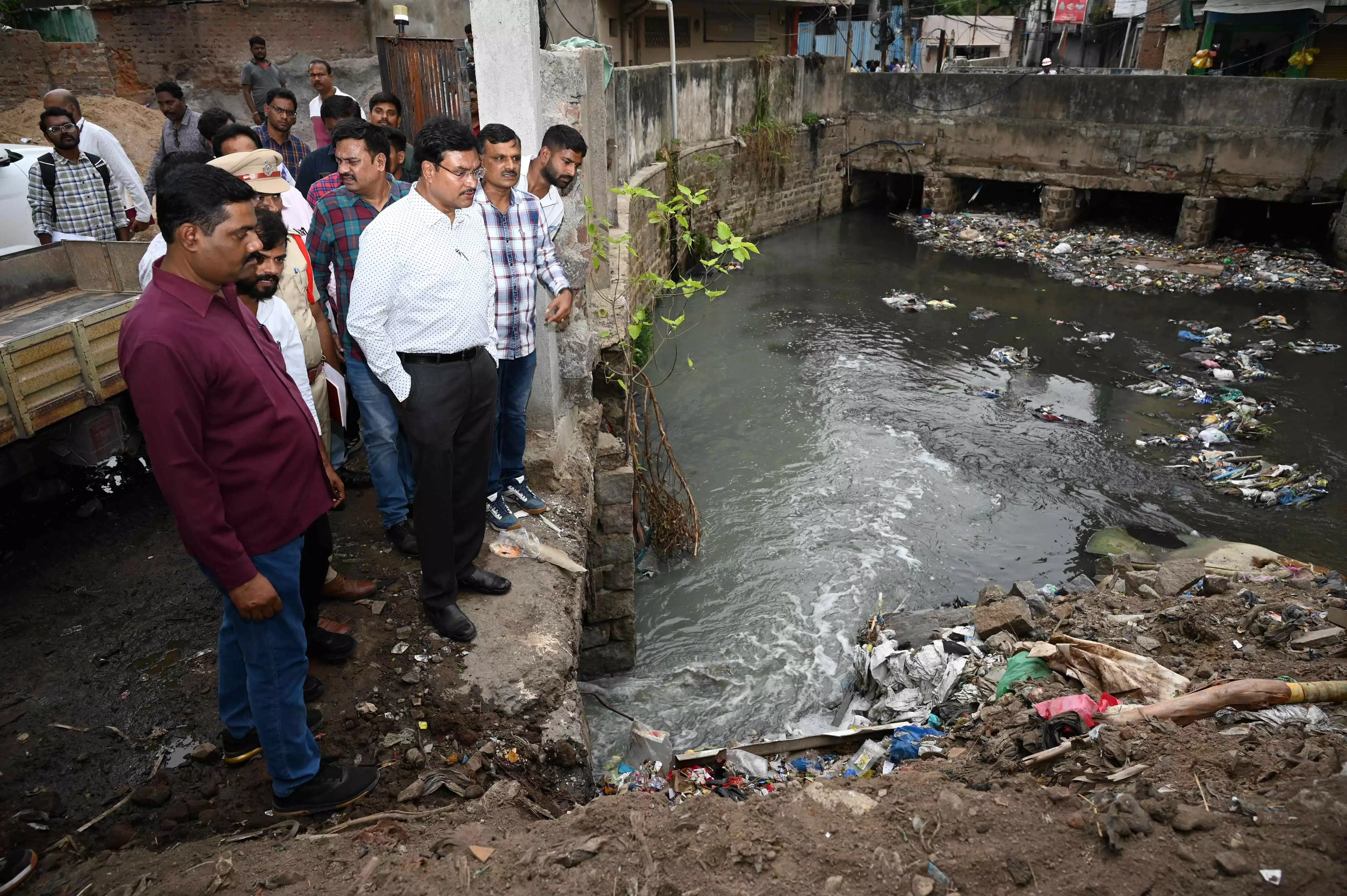 HYDRAA chief inspects stormwater drains in Patny and Chintal Basti, orders faster nala expansion HYDRAA chief inspects stormwater drains in Patny and Chintal Basti, orders faster nala expansion