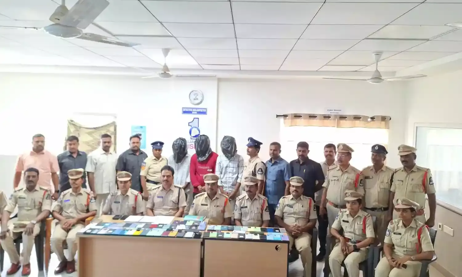 Bowenpally Police bust inter-state attention diversion gang; phones worth Rs 25 lakh recovered