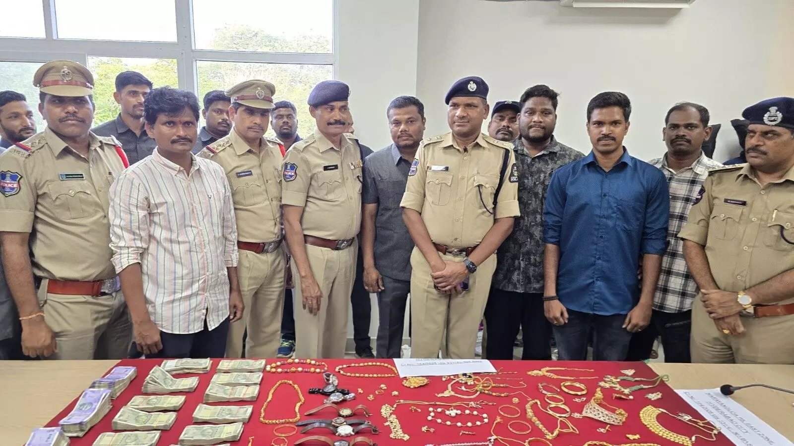 Hyderabad: How student, mechanic, pan shop owner, bizman doubled up as burglars to loot affluent households Hyderabad: How student, mechanic, pan shop owner, bizman doubled up as burglars to loot affluent households