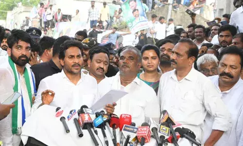 Jagan meets family of deceased YSRCP leader, claims CM Naidu is ātargeting political adversariesā