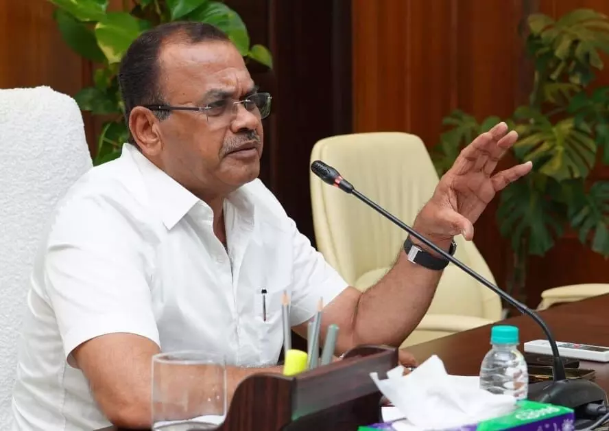 1214 potholes identified, repair work pending on stretches covering 302 km: Telangana R&B Minister Komatireddy 1214 potholes identified, repair work pending on stretches covering 302 km: Telangana R&B Minister Komatireddy
