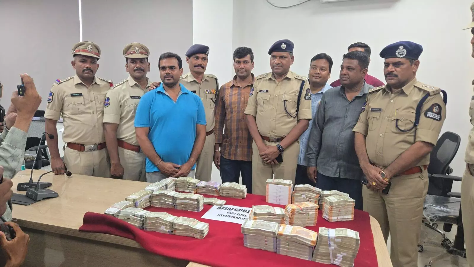 Diversion gang cons realtor in fake gold deal; kingpin held in Afzalgunj, Rs 40 lakh seized Diversion gang cons realtor in fake gold deal; kingpin held in Afzalgunj, Rs 40 lakh seized