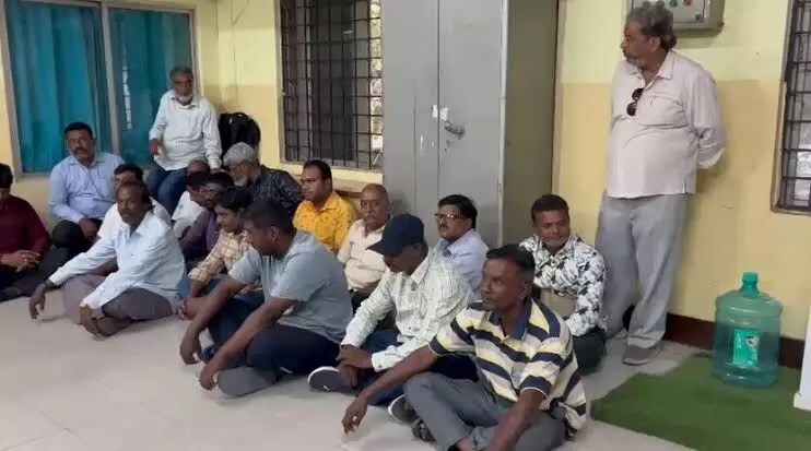 ACB detains over 20 agents at Tirumalagiri, Uppal RTA offices, catches officials sleeping at checkpost ACB detains over 20 agents at Tirumalagiri, Uppal RTA offices, catches officials sleeping at checkpost