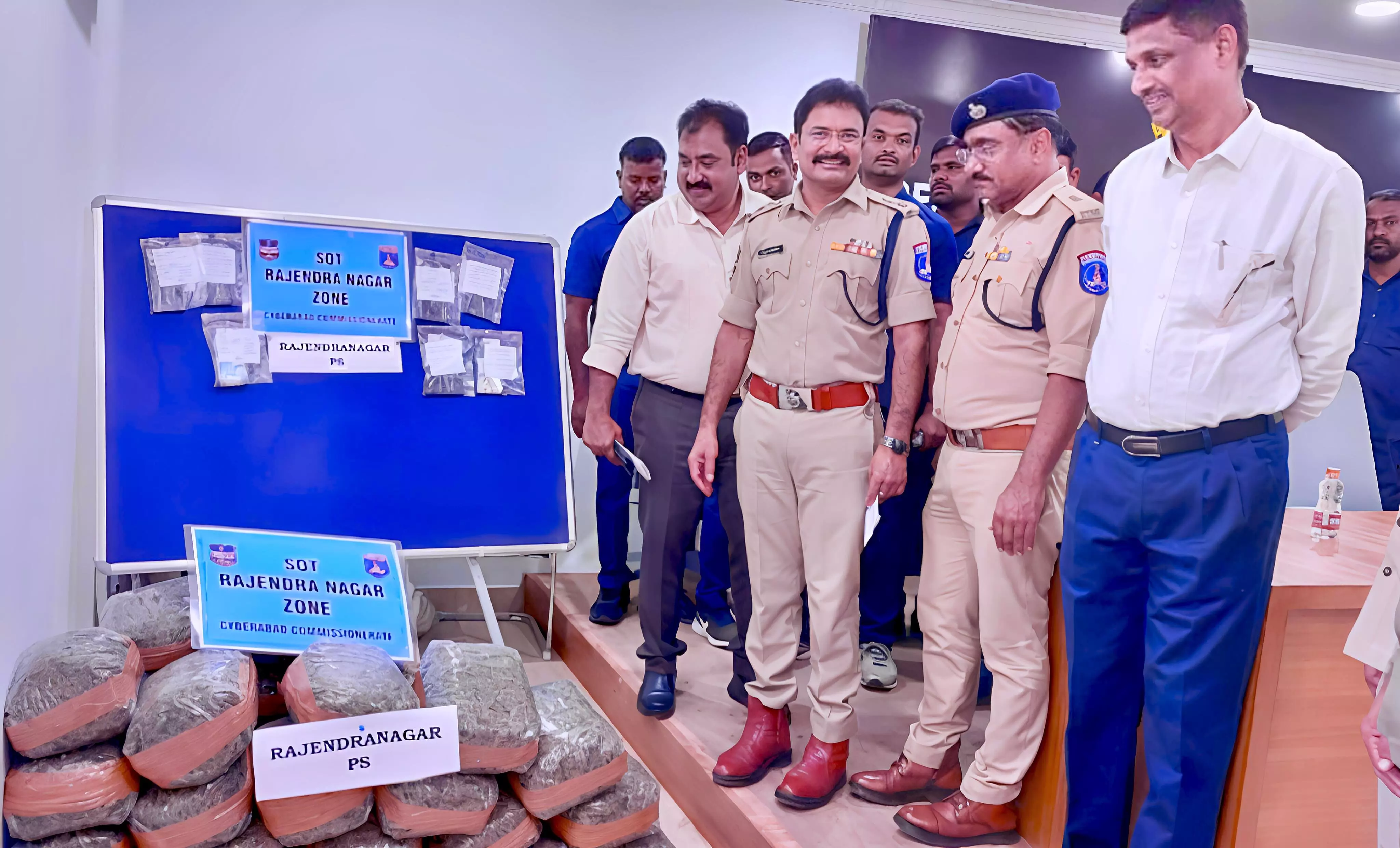 7 smugglers caught with 109 kg of ganja in Rajendranagar; ORR used to evade checks 7 smugglers caught with 109 kg of ganja in Rajendranagar; ORR used to evade checks