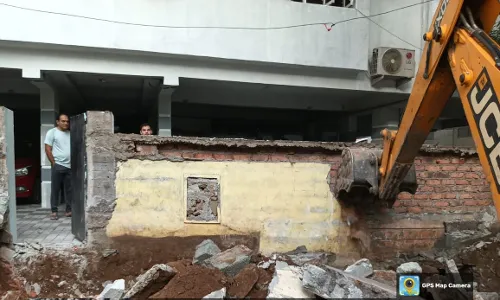 Hyderabad: Fifteen years on, HYDRAA dismantles the obstructing wall at Nandanavanam Colony