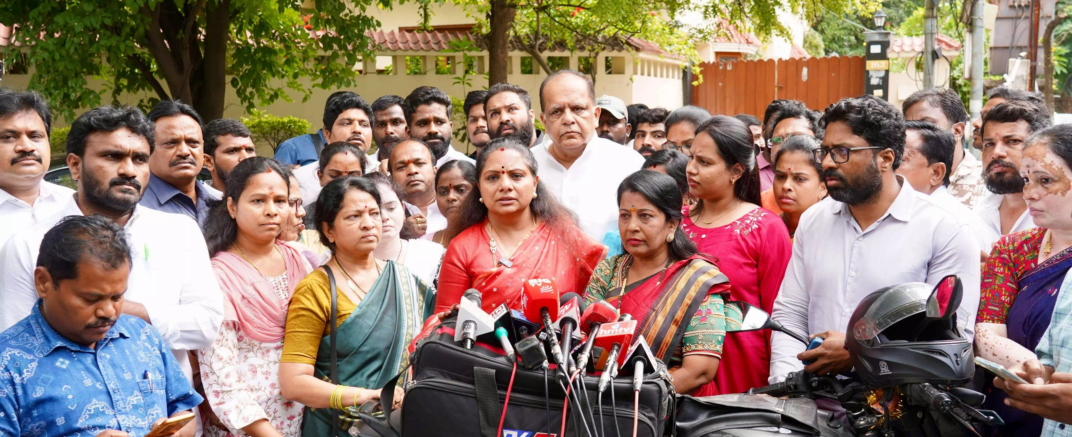 Kavitha demands MLC Mallanna’s arrest, suspension over derogatory remarks Kavitha demands MLC Mallanna’s arrest, suspension over derogatory remarks