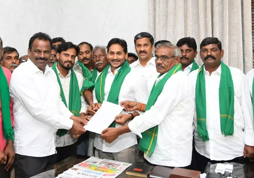 Andhra: Karedu farmers meet Jagan, seek his support against land allocation to Indosol Andhra: Karedu farmers meet Jagan, seek his support against land allocation to Indosol