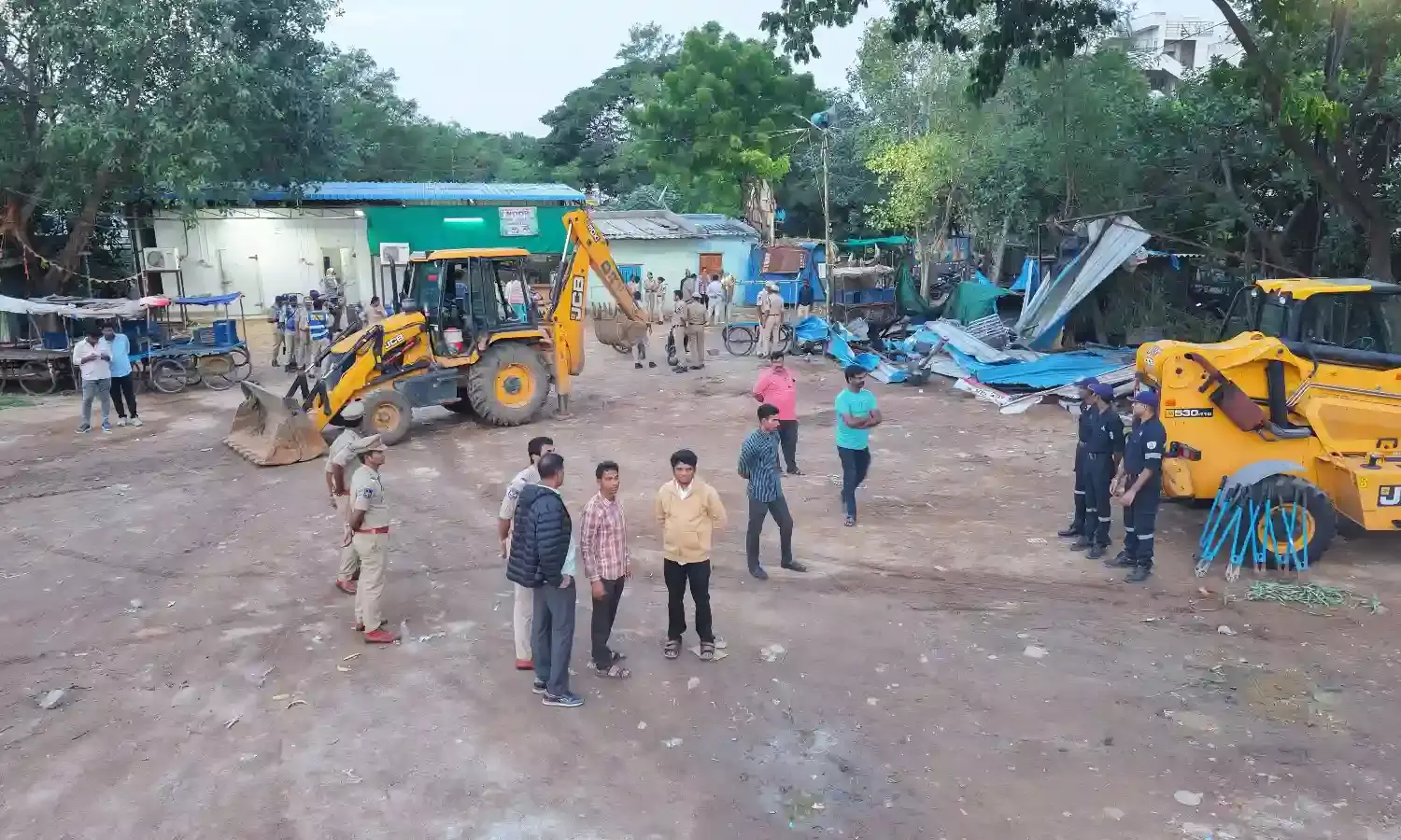 HYDRAA demolishes illegal sheds on Musi River, reclaims 2,000-square-yard park in Moosapet