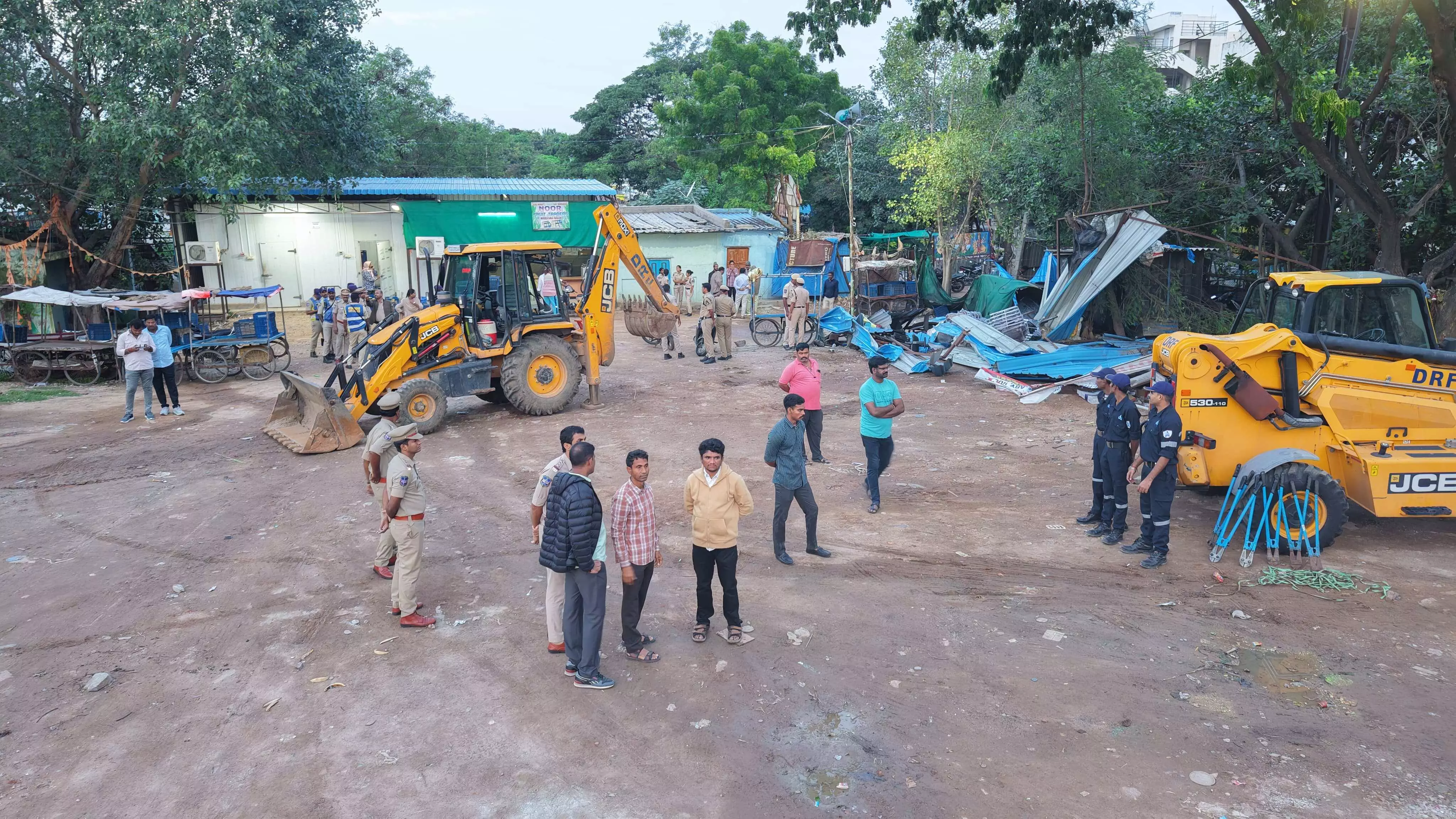HYDRAA demolishes illegal sheds on Musi River, reclaims 2,000-square-yard park in Moosapet HYDRAA demolishes illegal sheds on Musi River, reclaims 2,000-square-yard park in Moosapet