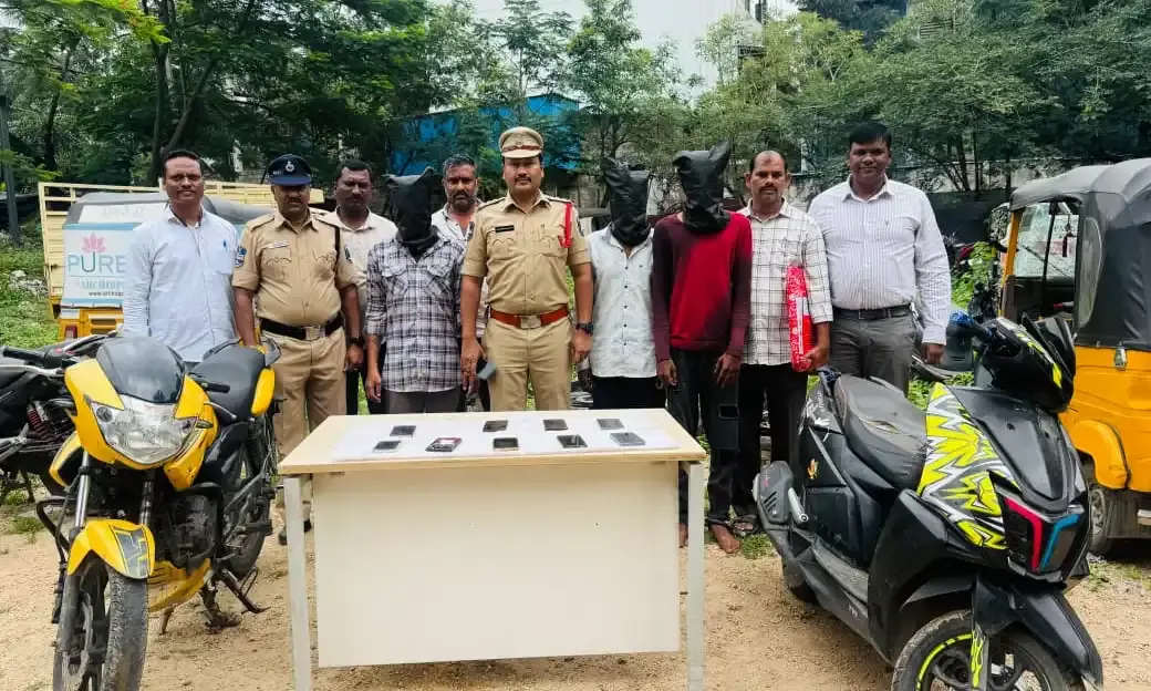 Jeedimetla cops arrest 5-member gang involved in multiple mobile thefts