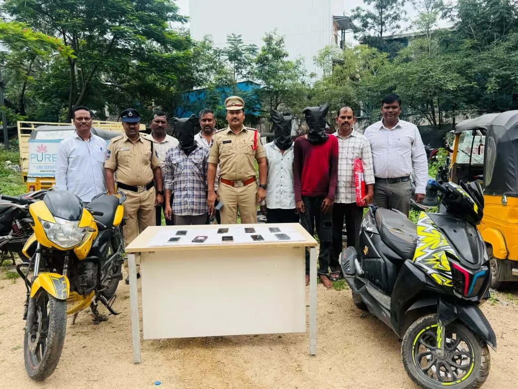 Jeedimetla cops arrest 5-member gang involved in multiple mobile thefts Jeedimetla cops arrest 5-member gang involved in multiple mobile thefts