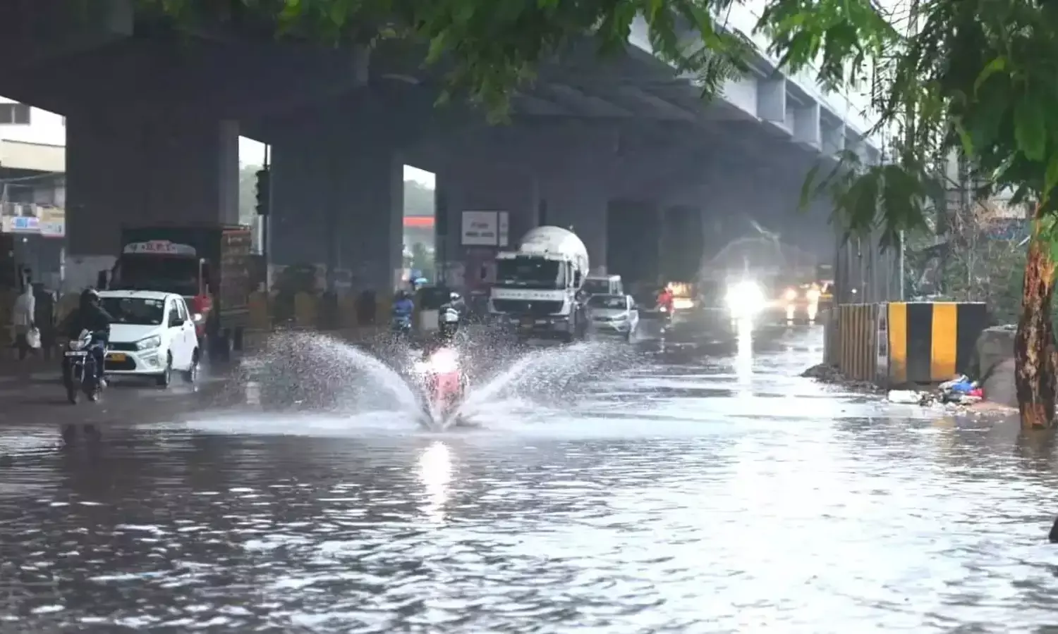 Red Alert for Hyderabad as heavy rains, thunderstorms disrupt life on Monday