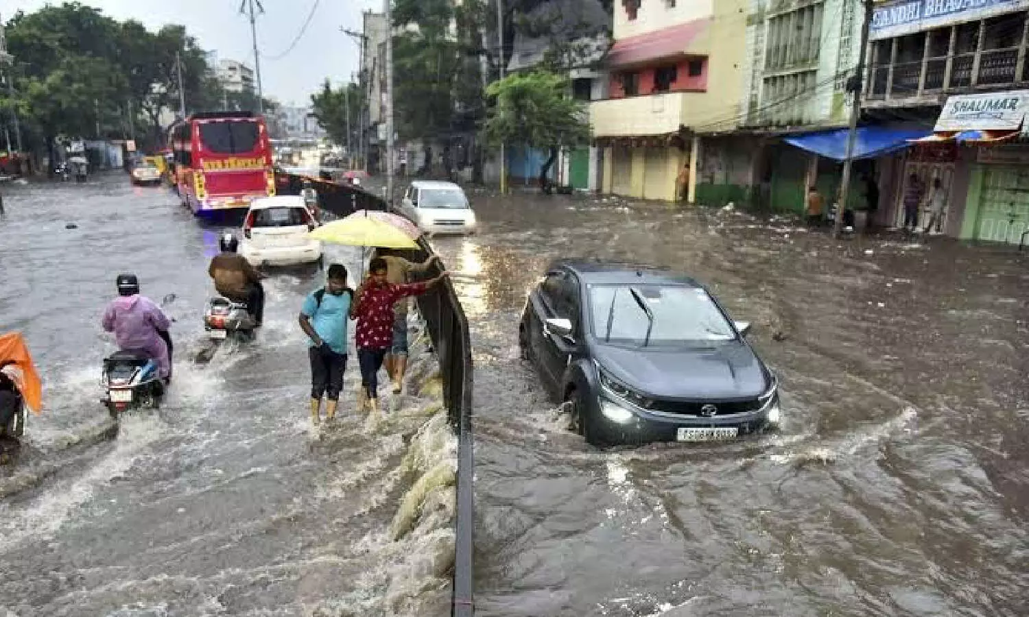 Hyderabad: Intense thunderstorm dumps 100 mm of rainfall in city; disrupts power, traffic Hyderabad: Intense thunderstorm dumps 100 mm of rainfall in city; disrupts power, traffic