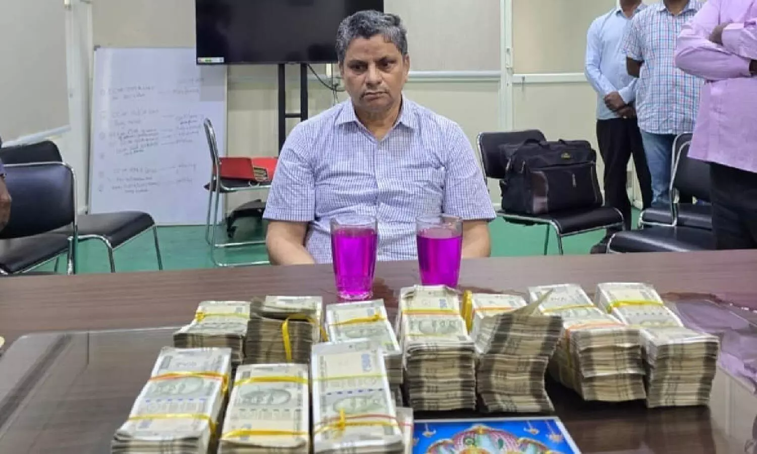Vijayawada: ACB catches Tribal Dept Chief Engineer Srinivas red-handed accepting Rs 25L bribe, held Vijayawada: ACB catches Tribal Dept Chief Engineer Srinivas red-handed accepting Rs 25L bribe, held
