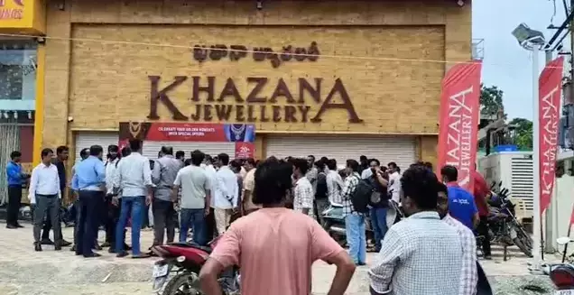 Daylight heist in Chandanagar: Masked robbers shoot at Khazana Jewellers staff, flee with gold Daylight heist in Chandanagar: Masked robbers shoot at Khazana Jewellers staff, flee with gold