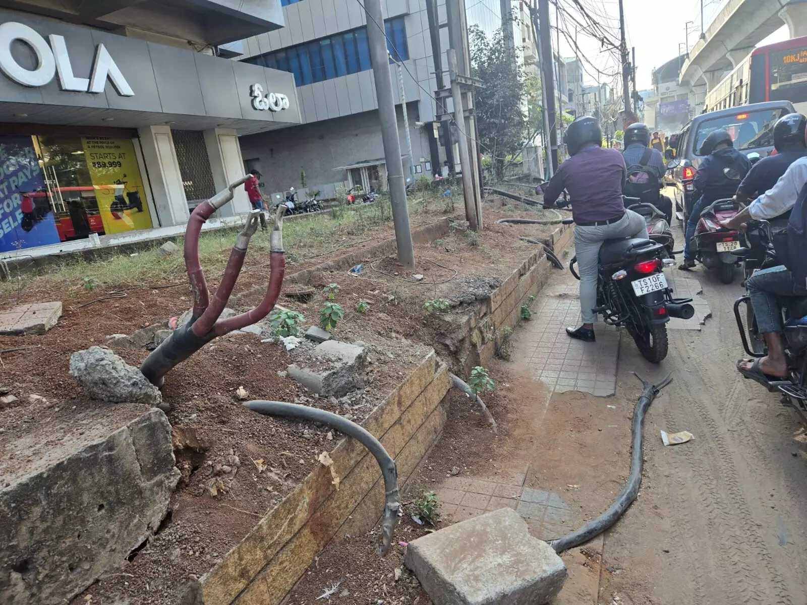 Shobha Yatra mishap: Sridhar Babu orders safety audit of low-hanging, damaged power cables in GHMC Shobha Yatra mishap: Sridhar Babu orders safety audit of low-hanging, damaged power cables in GHMC