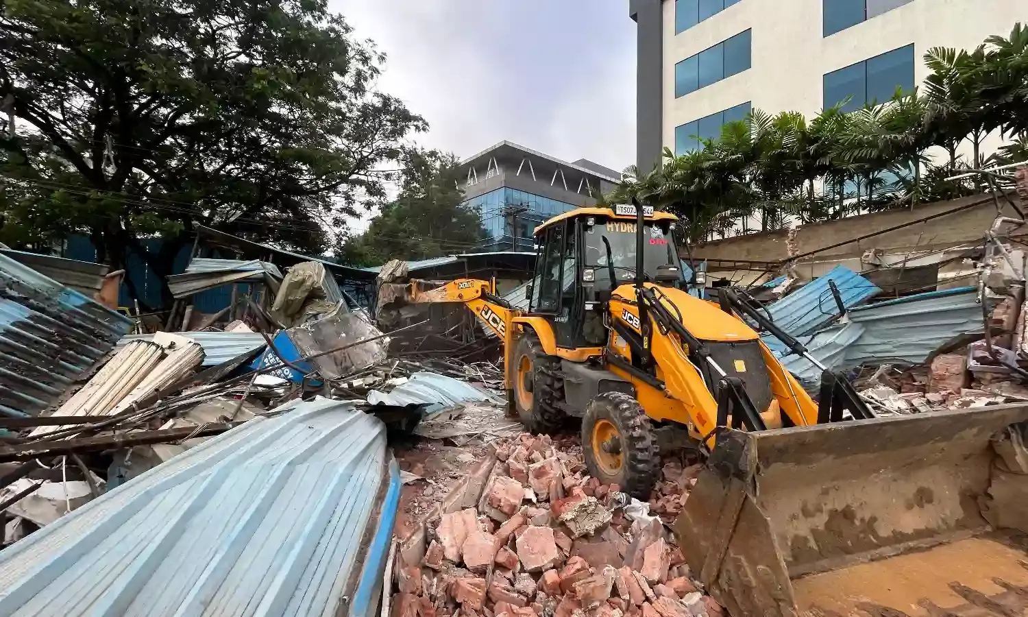 HYDRAA clears encroachments in Jubilee Enclave, Madhapur; reclaims land worth Rs 400 Cr