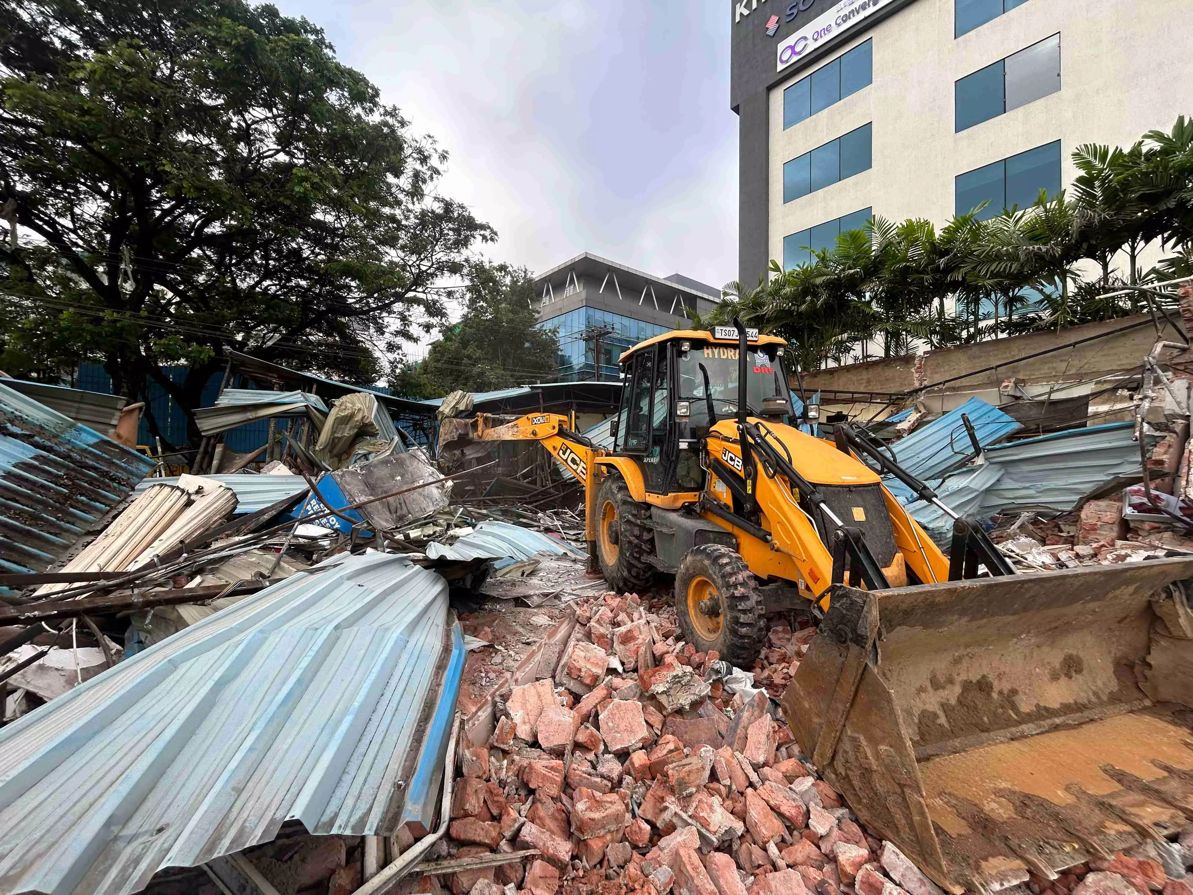 HYDRAA clears encroachments in Jubilee Enclave, Madhapur; reclaims land worth Rs 400 Cr HYDRAA clears encroachments in Jubilee Enclave, Madhapur; reclaims land worth Rs 400 Cr