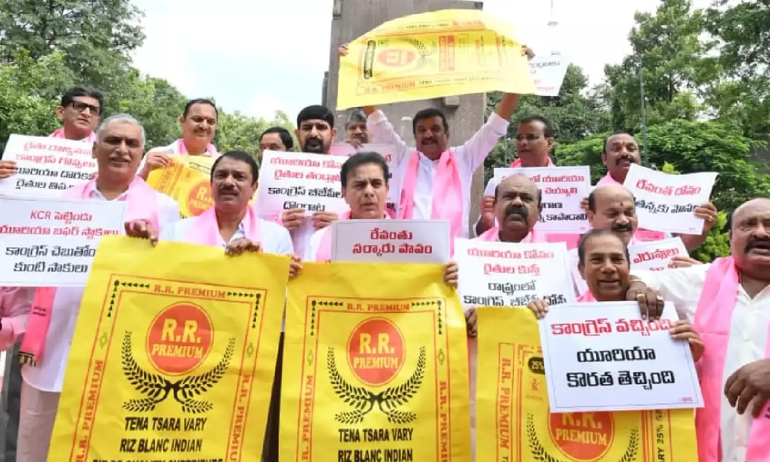 `Ganapathi Bappa Morya, Kaavalayya Urea’:  KTR stages protest with empty bags, blasts Revanth govt