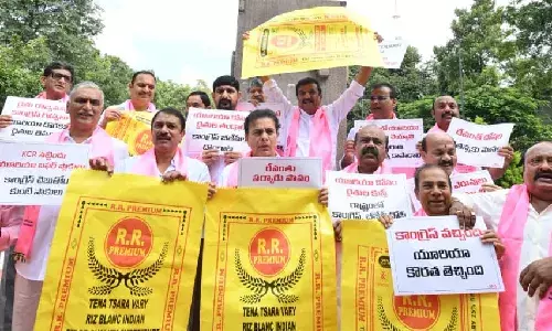 `Ganapathi Bappa Morya, Kaavalayya Urea’:  KTR stages protest with empty bags, blasts Revanth govt
