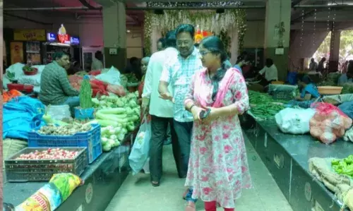 GHMC inspects 18 fruit, vegetable markets; interacts with vendors, presses for hygiene
