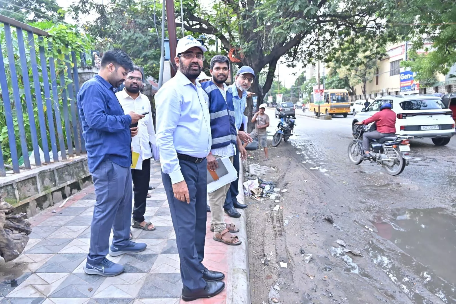 Sewage floods streets in Jubilee Hills colonies after rains Sewage floods streets in Jubilee Hills colonies after rains