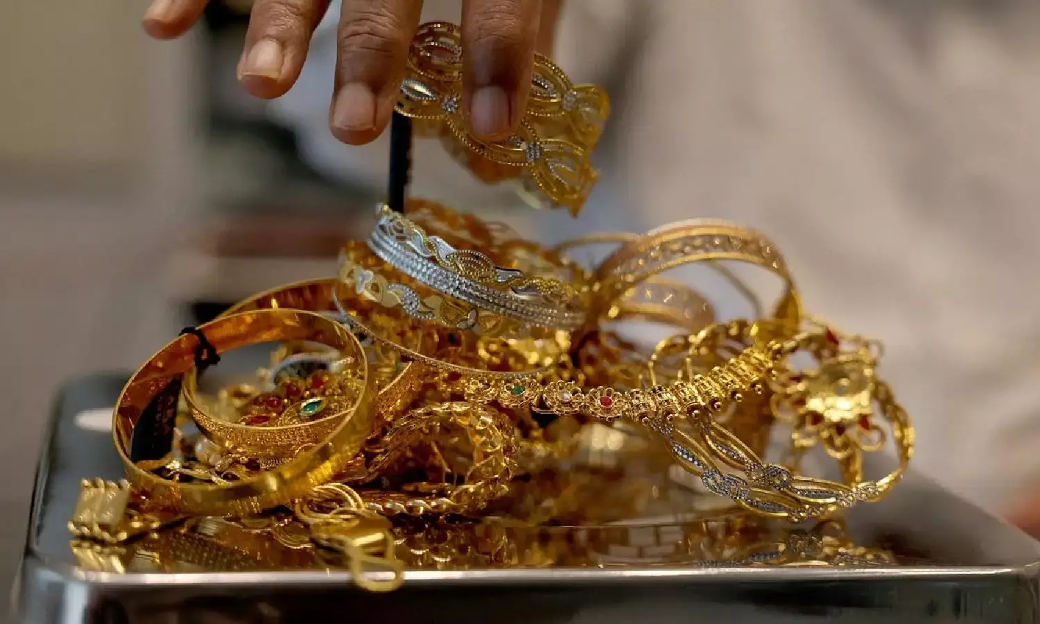 Hyderabad: Gold ornaments go missing in Karur Vysya Bank; staffer accused of misappropriation