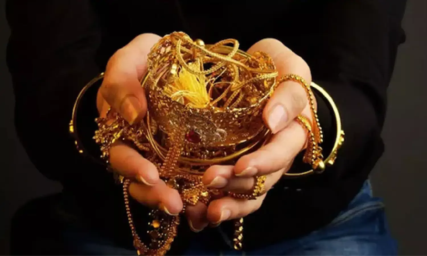 Thieves loot Vizag home, tie up residents and flee with car; vehicle found abandoned