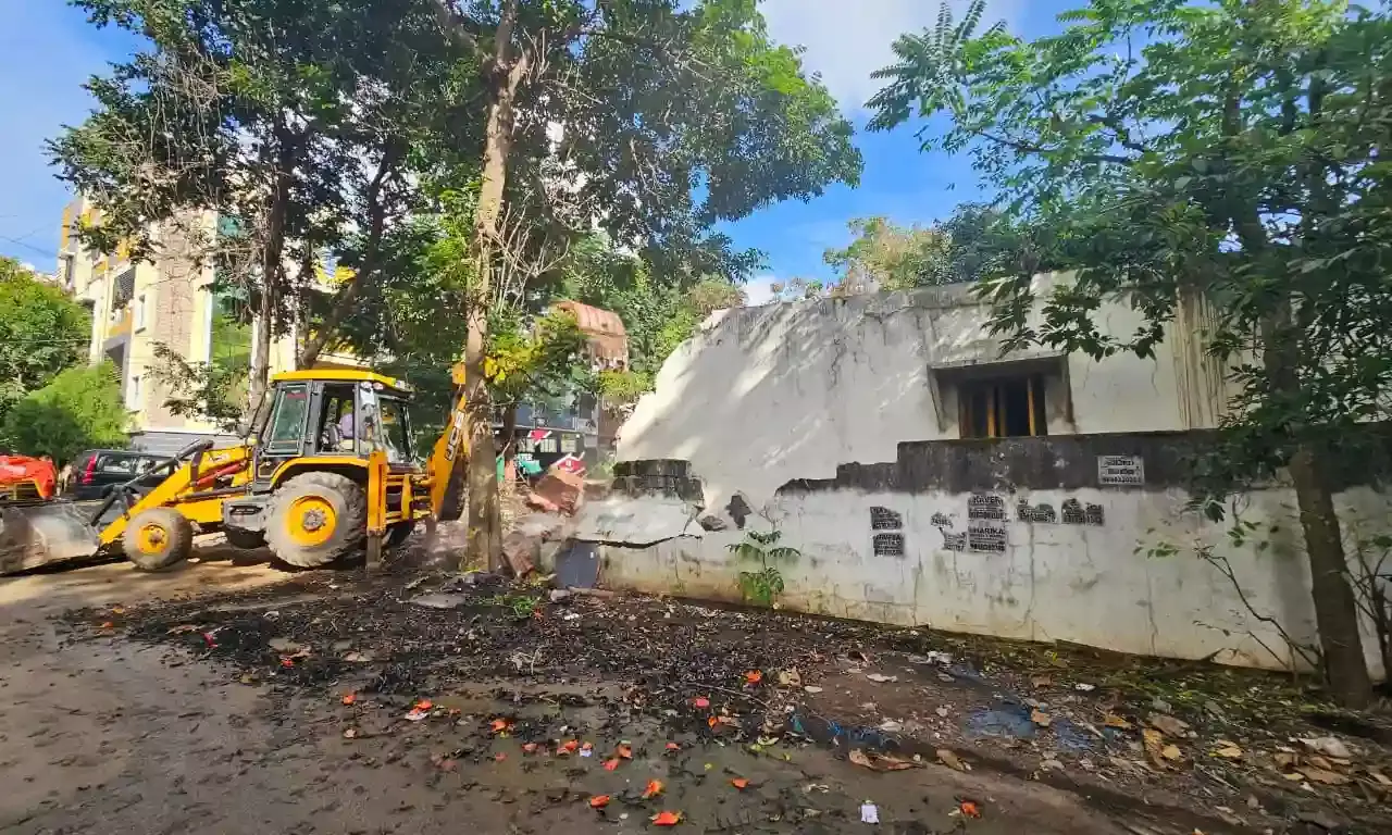 HYDRAA reclaims 2,000 sq yd park land in Kondapur, saves public property worth Rs 30 crore