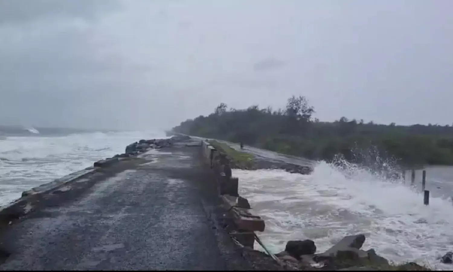 Andhra braces as Cyclone Montha nears landfall near Kakinada; experts warn of Michaung-level impact