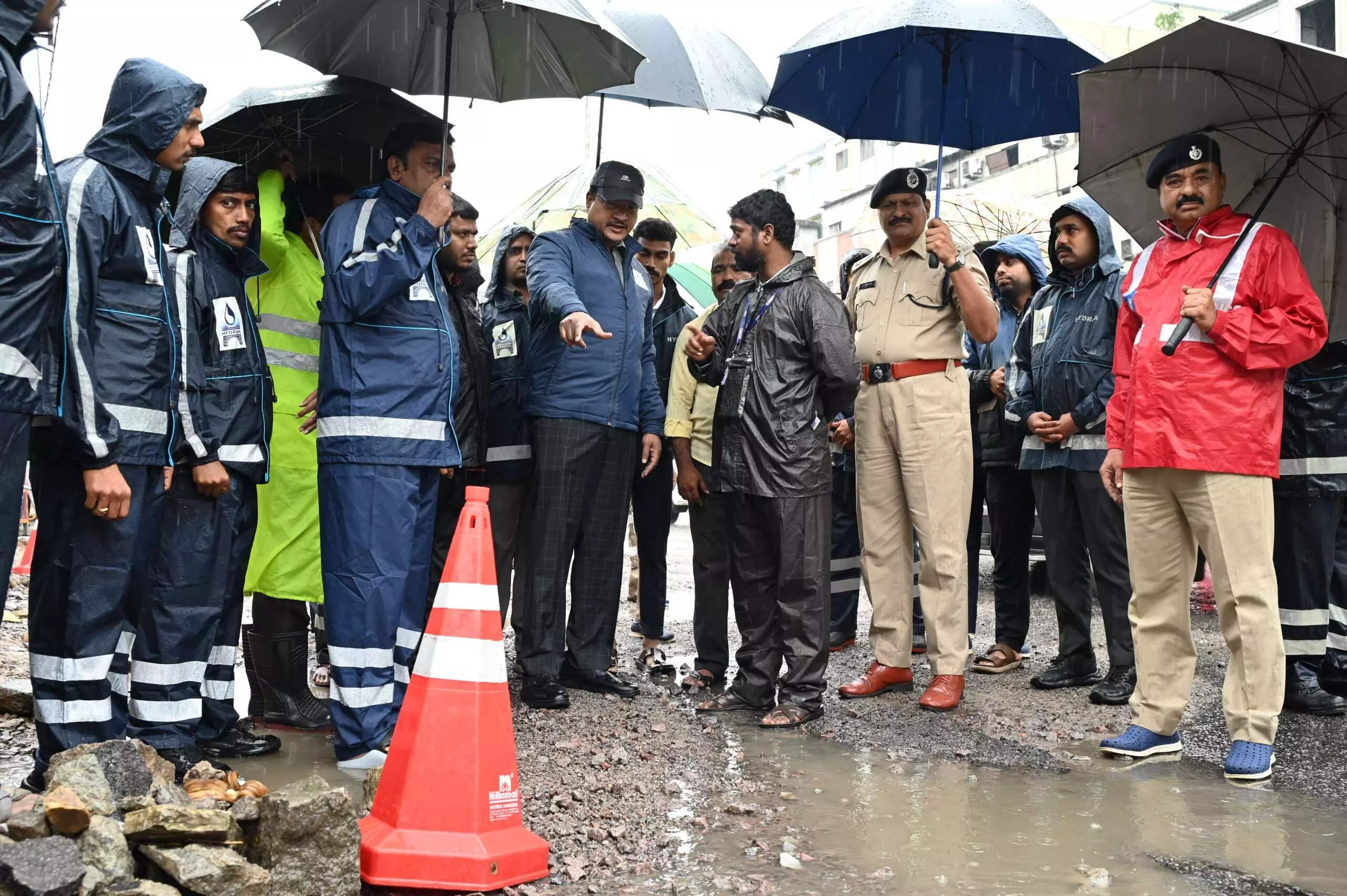 HYDRAA, GHMC inspect Lakdikapul after rains; assess water stagnation, drainage and desilting works HYDRAA, GHMC inspect Lakdikapul after rains; assess water stagnation, drainage and desilting works