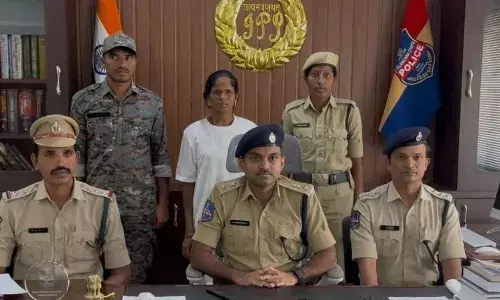Woman Maoist from Chhattisgarh surrenders before Mulugu DSP